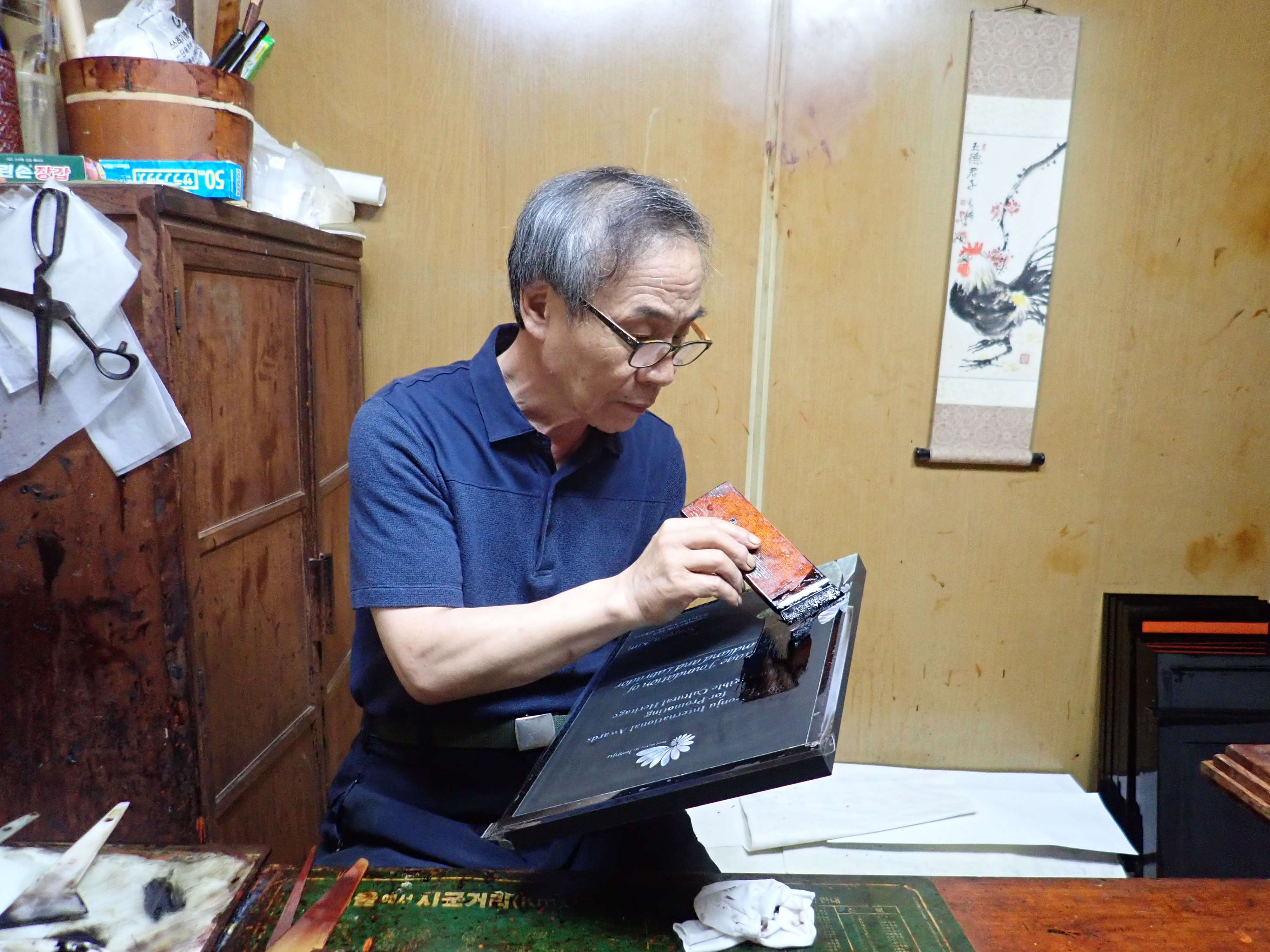 dict_items([('image', '/static/image/4. 카테고리1_상패제작(KOR)/imageSlider/image15.jpg'), ('description', '15.칠하기')])